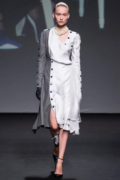 Look 10